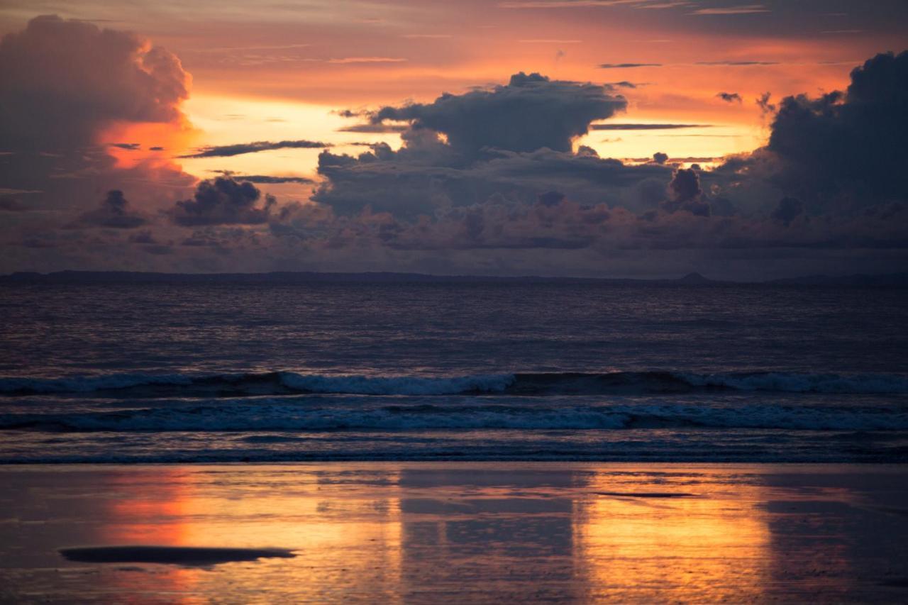 Club Del Mar Oceanfront Hotel Jaco Bagian luar foto